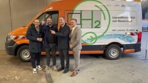 Übergabe des zweiten Brennstoffzellenfahrzeugs für das Straßenbauamt Esslingen/Göppingen